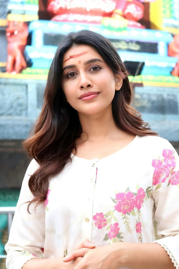 Tollywood Actress visits Goddess Bhadrakali Temple In Warangal Photos2