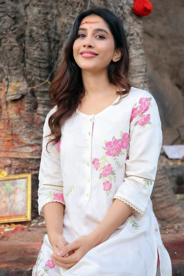 Tollywood Actress visits Goddess Bhadrakali Temple In Warangal Photos3