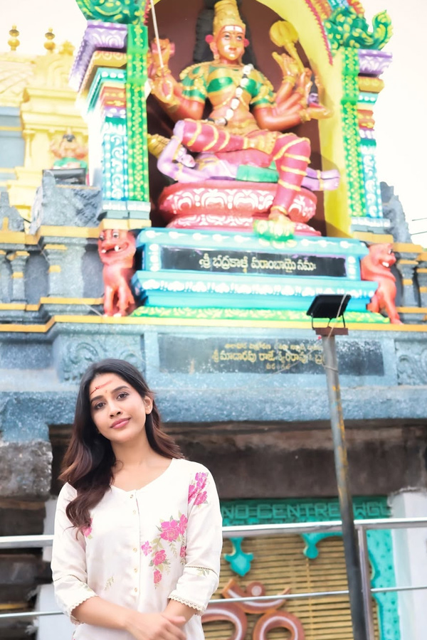 Tollywood Actress visits Goddess Bhadrakali Temple In Warangal Photos5