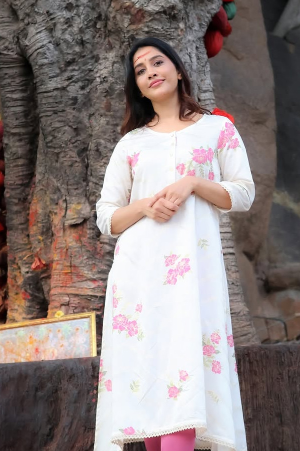 Tollywood Actress visits Goddess Bhadrakali Temple In Warangal Photos6