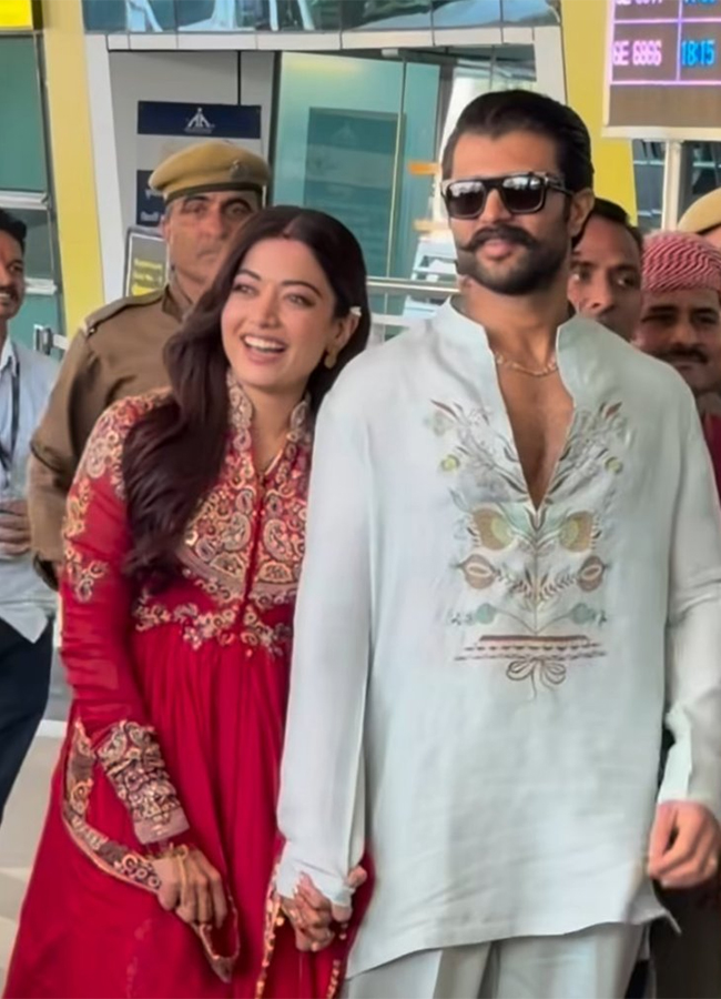 Vijay Aad Rashmika Spotted At Udaipur Airport After Marriage10