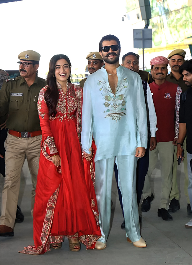 Vijay Aad Rashmika Spotted At Udaipur Airport After Marriage3