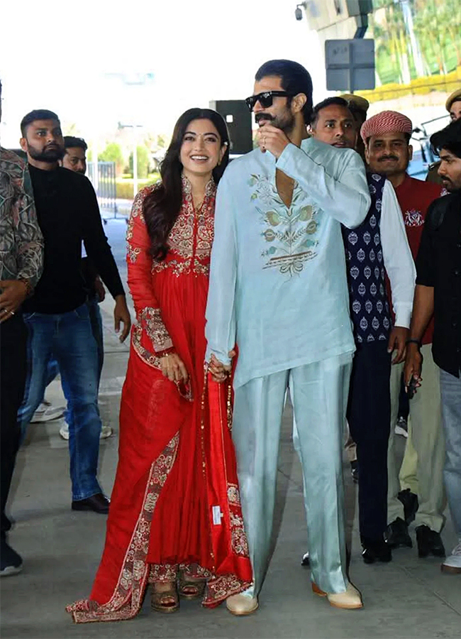 Vijay Aad Rashmika Spotted At Udaipur Airport After Marriage5