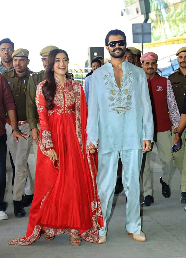 Vijay Aad Rashmika Spotted At Udaipur Airport After Marriage6