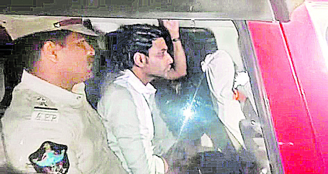 పోలీసుల పచ్చపాతం! 1