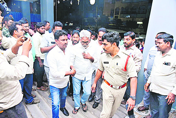 పోలీసుల పచ్చపాతం! 2