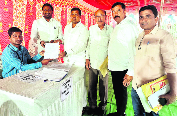 కాంగ్రెస్‌ బీ–ఫాంలు అందజేత1