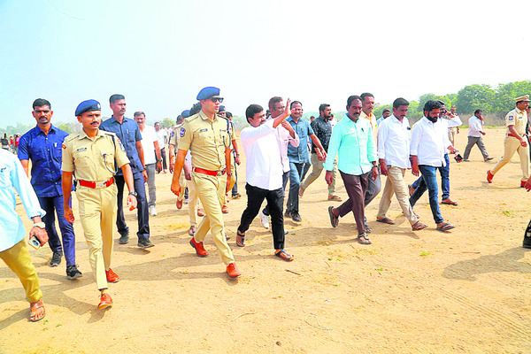 ‘సాక్షి’ స్టడీ మెటీరియల్‌ పంపిణీ
1