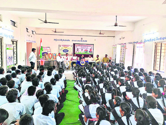 మేజిస్ట్రేట్‌కు సన్మానం4