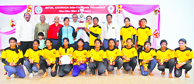 ఖోఖో విజేతలకు బహుమతుల ప్రదానం 1