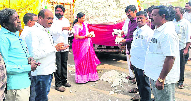 ‘సాక్షి’ స్టడీ మెటీరియల్‌ పంపిణీ
3