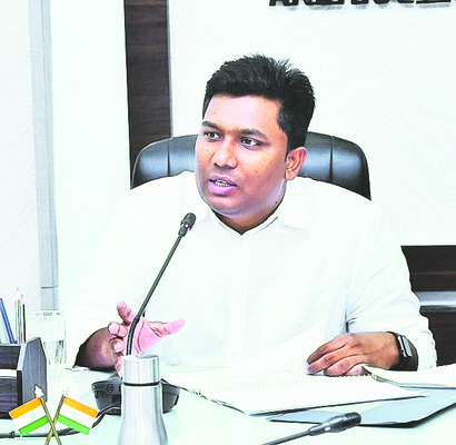 విధుల్లో చేరిన కలెక్టర్‌ షణ్మోహన్‌ 2