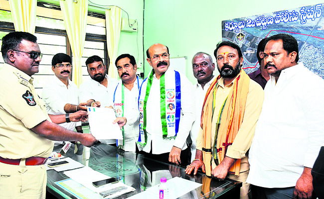 మాజీ మంత్రుల ఇళ్లపై పెట్రోలు బాంబులతో దాడులా?1