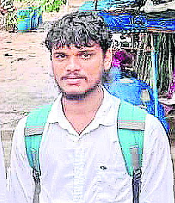 లారీ కిందికి దూసుకెళ్లిన బైక్‌ : ఇద్దరు యువకుల మృతి2