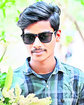 లారీ కిందికి దూసుకెళ్లిన బైక్‌ : ఇద్దరు యువకుల మృతి1