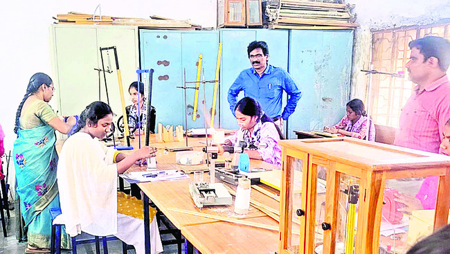 ఇంటర్‌ ప్రాక్టికల్‌ పరీక్షలు షురూ..2