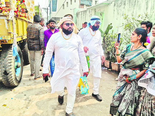 వేషం కట్టి.. అదరగొట్టి 7