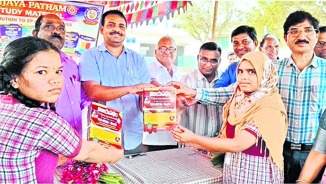 ‘పది’లో వందశాతం ఫలితాలు సాధించాలి
2