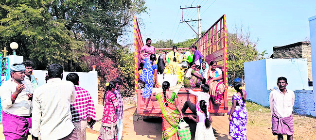 ఉపాధి కరువై.. ఊరు వదిలి!1