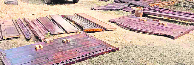 రోజ్‌వుడ్‌పై గొడ్డలి వేటు 1