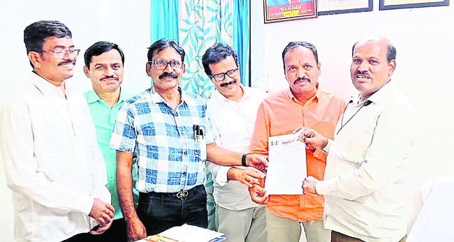 టీచర్ల సమస్యలు  పరిష్కరించాలి2