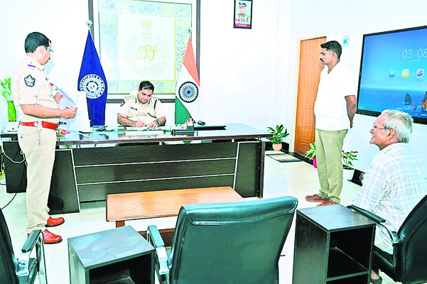 220 అర్జీల స్వీకరణ  1