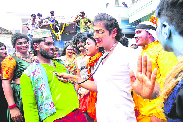 వేషం కట్టి.. అదరగొట్టి 6