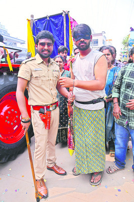 వేషం కట్టి.. అదరగొట్టి 9