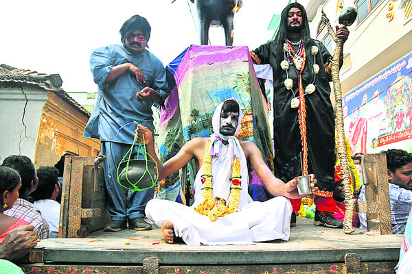 వేషం కట్టి.. అదరగొట్టి 5