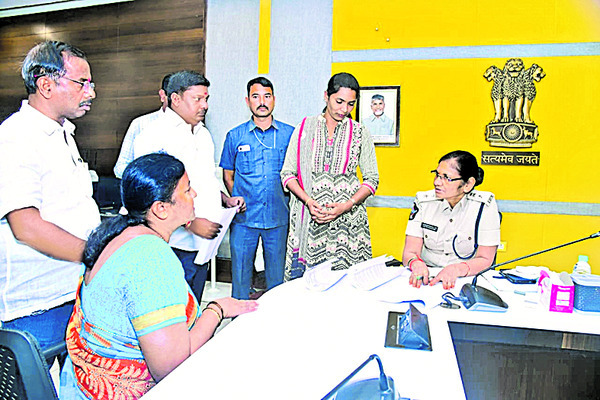 పోలీస్‌ గ్రీవెన్స్‌లో  107 ఫిర్యాదులు 2