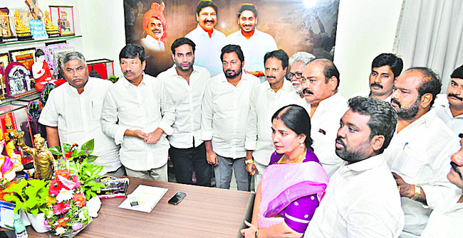 జోగికి పరామర్శల వెల్లువ.. 1