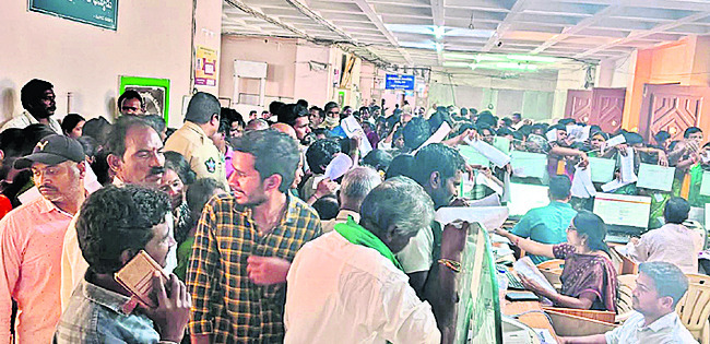 పీజీఆర్‌ఎస్‌కు పోటెత్తిన అర్జీదారులు1