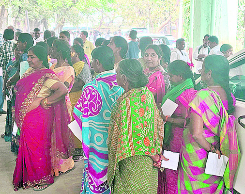 పీజీఆర్‌ఎస్‌కు పోటెత్తిన అర్జీదారులు1