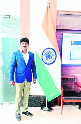 అంతర్జాతీయ సదస్సుకు ఇంగ్లిష్‌ ఉపాధ్యాయుడు
1