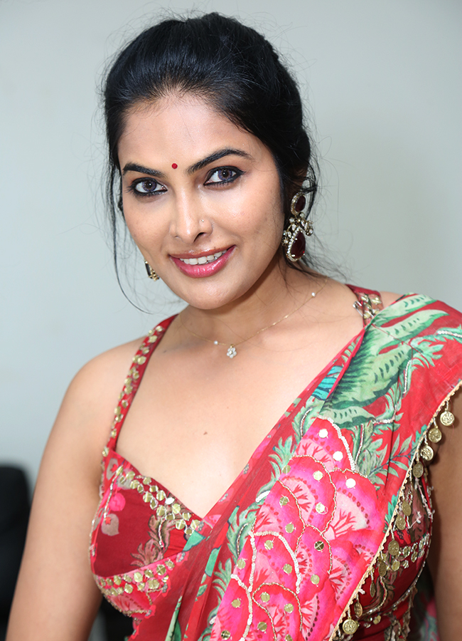 Actres Divi Vadthya Glam Stills HD From Honey Movie4