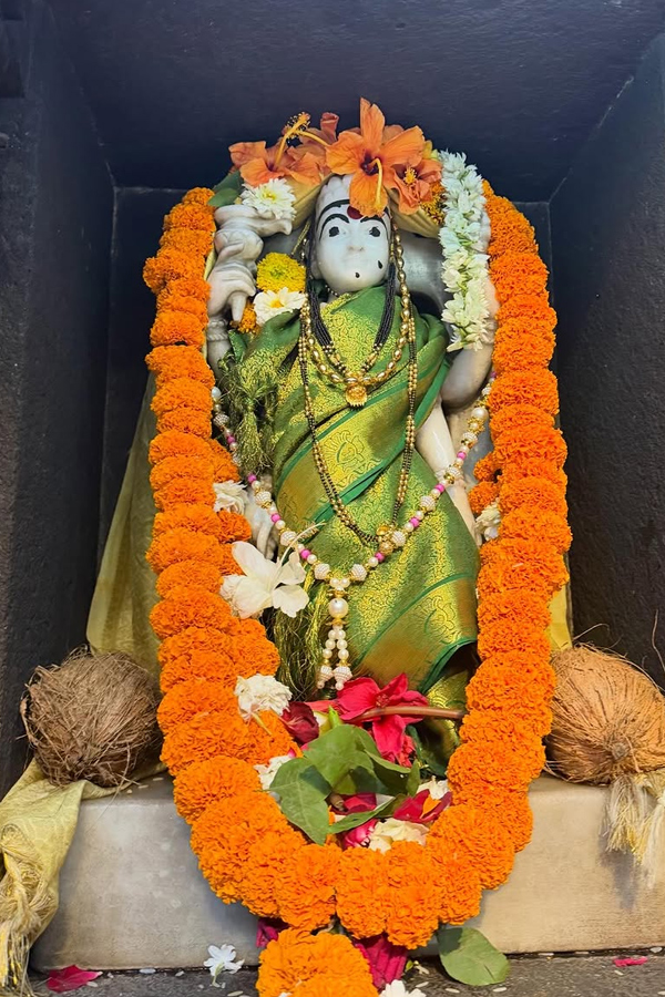 Actress Ananya Panday visits Trimbakeshwar Jyotirlinga Temple PHotos12