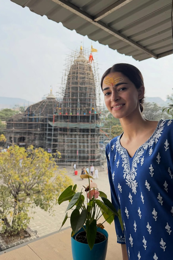 Actress Ananya Panday visits Trimbakeshwar Jyotirlinga Temple PHotos4