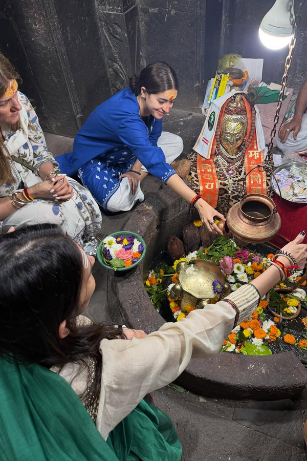 Actress Ananya Panday visits Trimbakeshwar Jyotirlinga Temple PHotos5