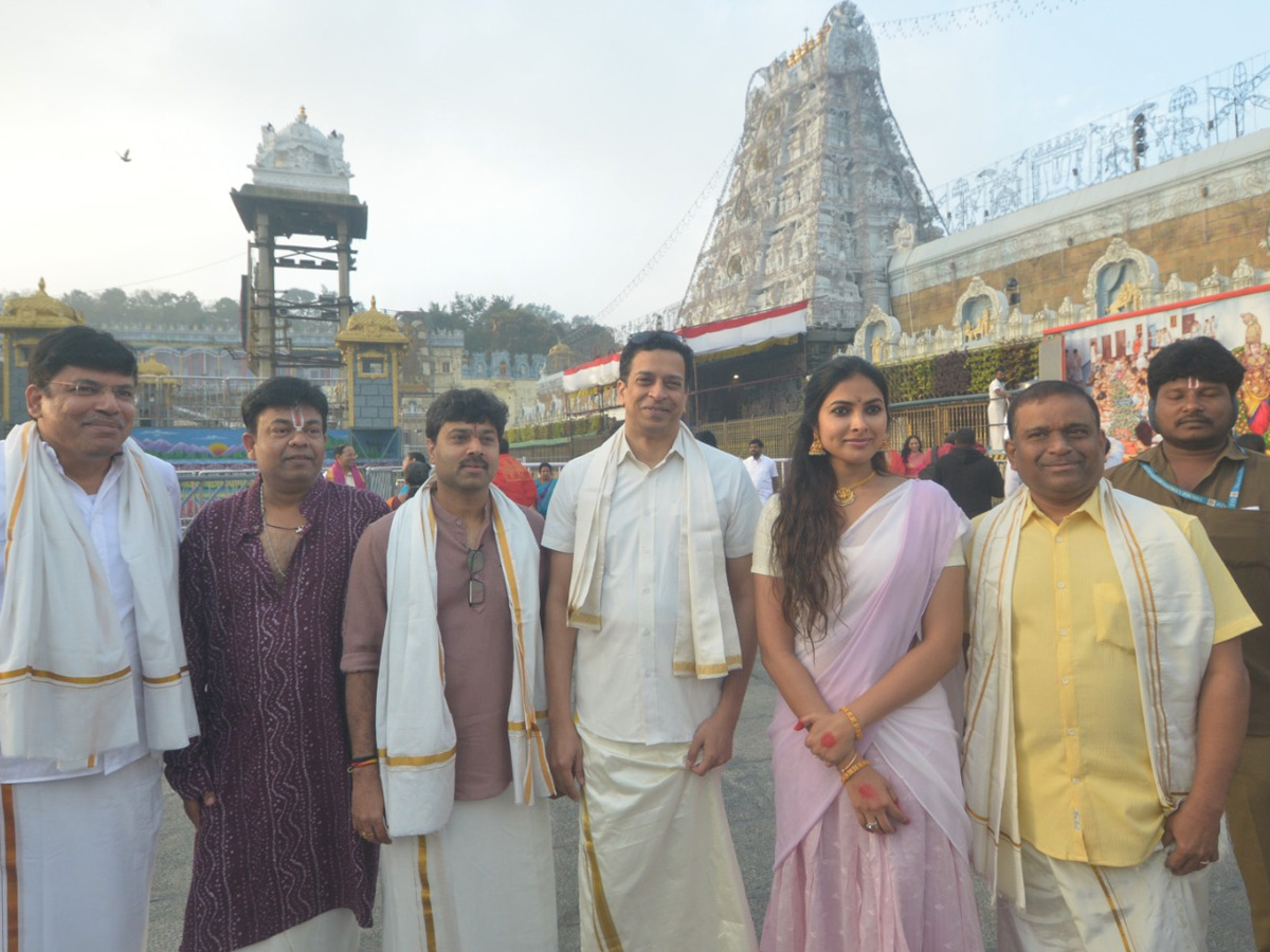 Actresses Divi Vadthya And Ashu Reddy Visits Tirumala Photos2