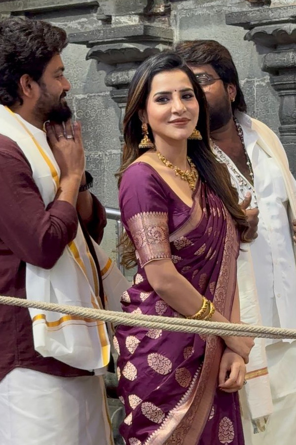 Actresses Divi Vadthya And Ashu Reddy Visits Tirumala Photos11