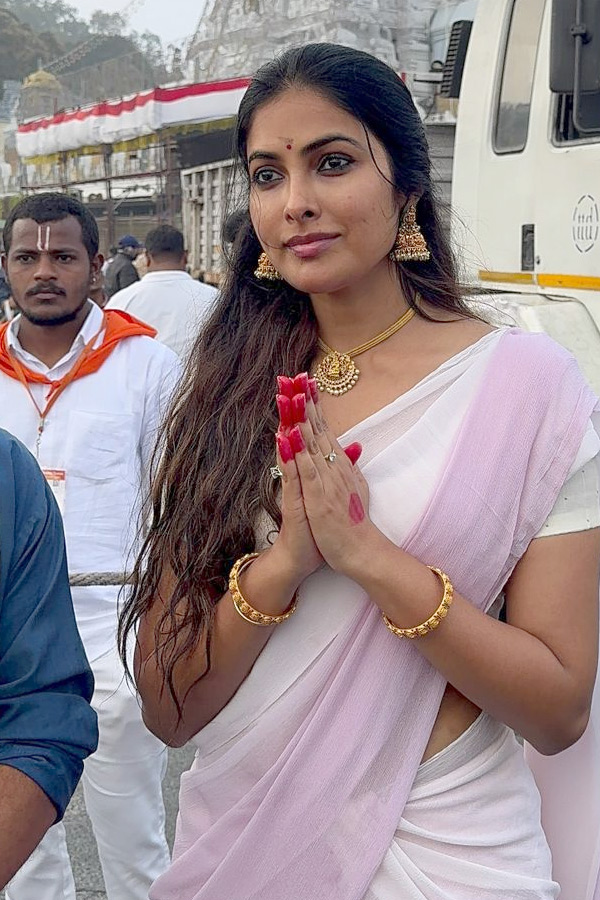 Actresses Divi Vadthya And Ashu Reddy Visits Tirumala Photos13