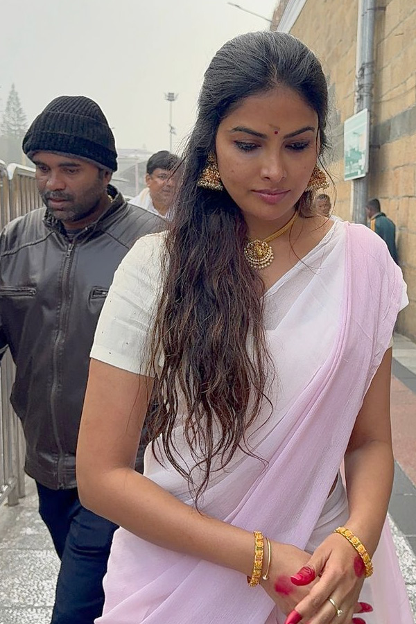 Actresses Divi Vadthya And Ashu Reddy Visits Tirumala Photos14