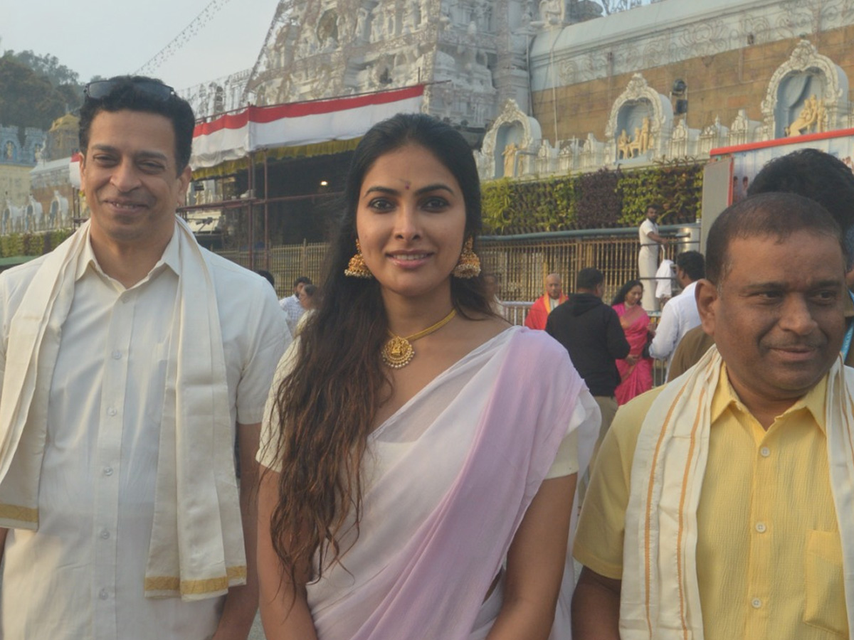 Actresses Divi Vadthya And Ashu Reddy Visits Tirumala Photos3