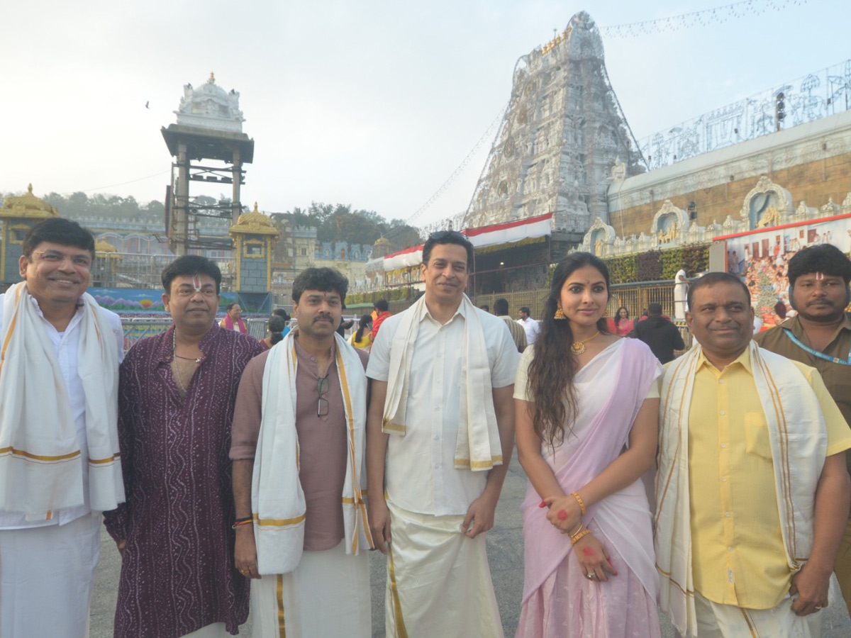 Actresses Divi Vadthya And Ashu Reddy Visits Tirumala Photos6