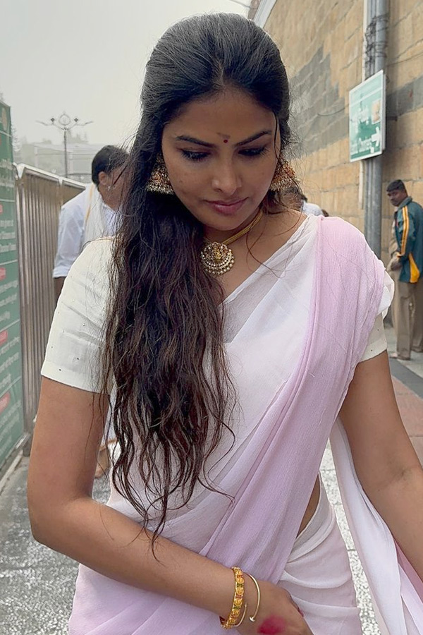 Actresses Divi Vadthya And Ashu Reddy Visits Tirumala Photos8