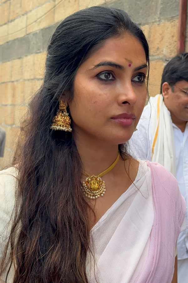 Actresses Divi Vadthya And Ashu Reddy Visits Tirumala Photos9