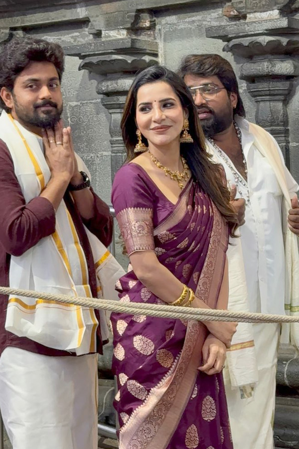 Actresses Divi Vadthya And Ashu Reddy Visits Tirumala Photos10