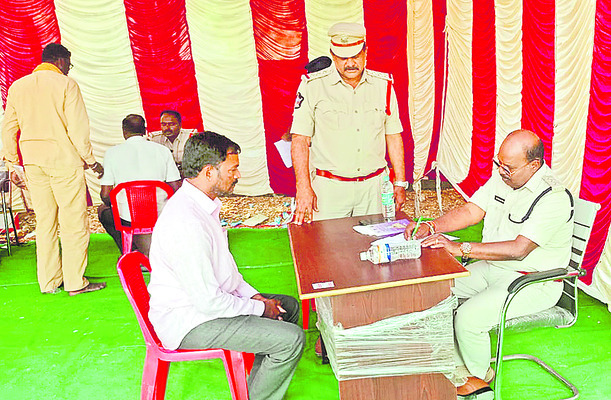 తినేందుకు వెళ్తుంటే.. మృత్యువు దిగమింగింది!  1