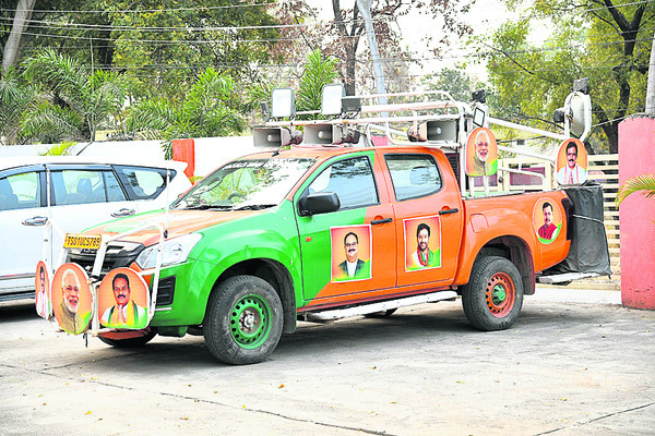 పార్టీల వారీగా ప్రచార రథాలు..
1