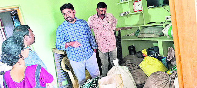 బొద్దాం చోరీ కేసుపై  డీఎస్పీ విచారణ1